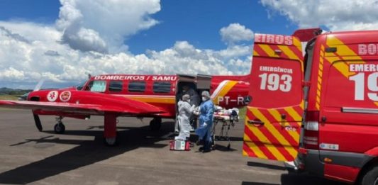 Em colapso, Chapecó recebe gabinete de crise contra a Covid-19 Carro vermelho do samu e aeronave vermelha paradas enquanto profissionais com EPIs transferem paciente de Covid-19 de Chapecó para Itajaí
