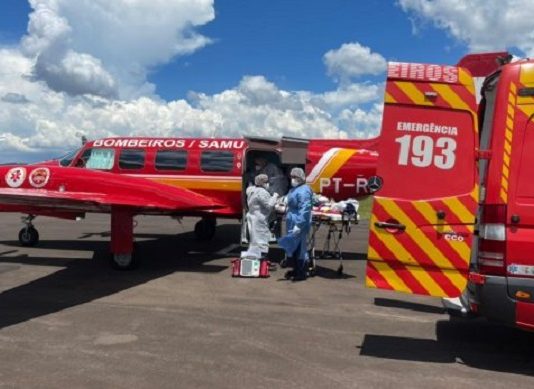 Em colapso, Chapecó recebe gabinete de crise contra a Covid-19 Carro vermelho do samu e aeronave vermelha paradas enquanto profissionais com EPIs transferem paciente de Covid-19 de Chapecó para Itajaí