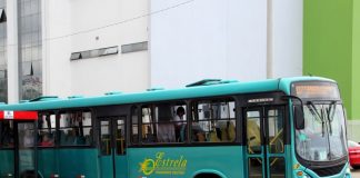 ônibus do transporte coletivo de são josé, da empresa estrela, ao lado de ponto