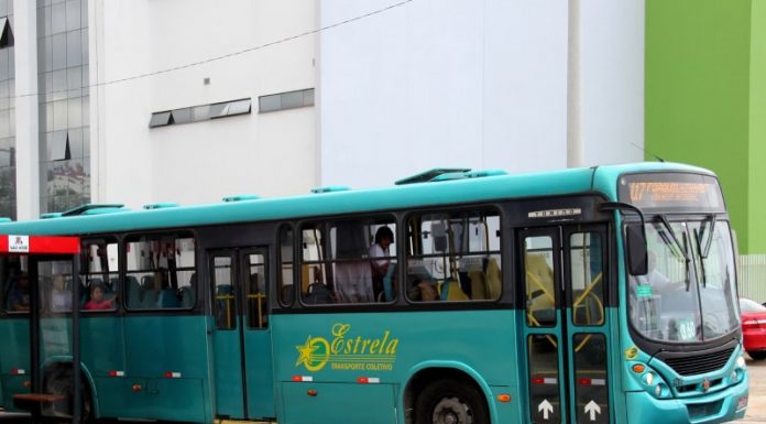 ônibus do transporte coletivo de são josé, da empresa estrela, ao lado de ponto