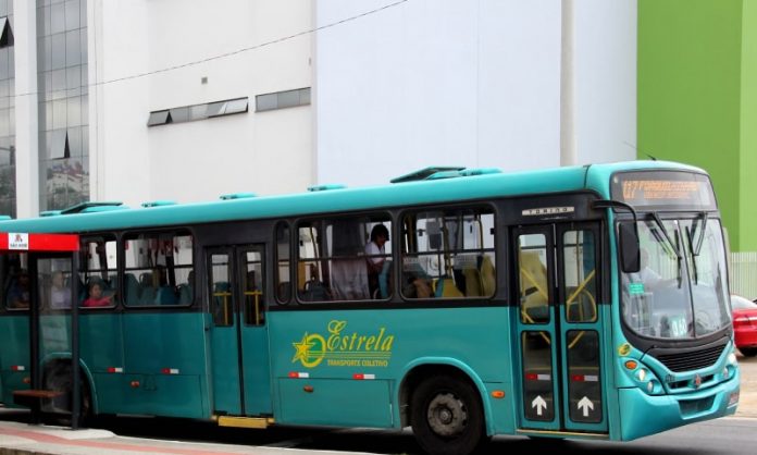 ônibus do transporte coletivo de são josé, da empresa estrela, ao lado de ponto