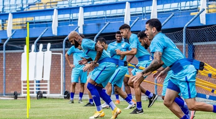 jogadores do avaí em treino no gramado - quem será o próximo técnico do avaí