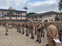 500 novos soldados são convocados para a PM catarinense - tropa de soldados em pátio com instrutores à frente; todos de máscara