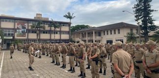 500 novos soldados são convocados para a PM catarinense - tropa de soldados em pátio com instrutores à frente; todos de máscara