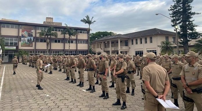 500 novos soldados são convocados para a PM catarinense - tropa de soldados em pátio com instrutores à frente; todos de máscara