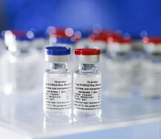 Anvisa rejeita, por ora, importação e uso da vacina Sputnik V pelo Brasil fecam assina intenção de compra da vacina sputnik v - na foto, ampolas da vacinas sobre mesa, com escritos em russo