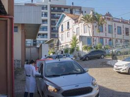 São José começa a vacinar idosos entre 85 e 89 anos nesta segunda-feira são josé começa a vacinar idosos contra coronavírus - foto mostra fila de carros para vacinação em drive-thru no clube primeiro de junho