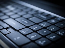 Empresa de TI planeja expansão na capital, com abertura de 600 vagas de trabalho close em teclado de computador - Startup GovernarTI abre vagas na Grande Florianópolis