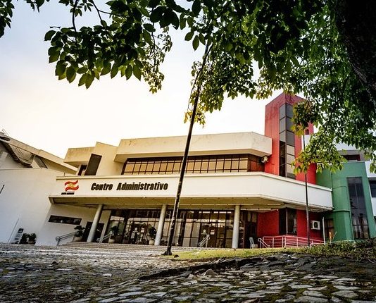 centro admininstrativo de sc com uma árvore na frente - governo recorre de decisão e diz que não foi ouvido
