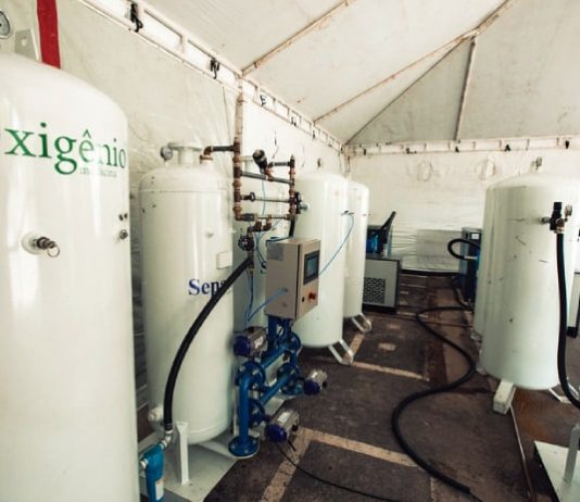 cilindos de usinas de oxigênio instalados sob tenda