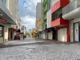 calçadão do centro de florianópolis vazio - secretários pedem lockdown para evitar colapso nacional