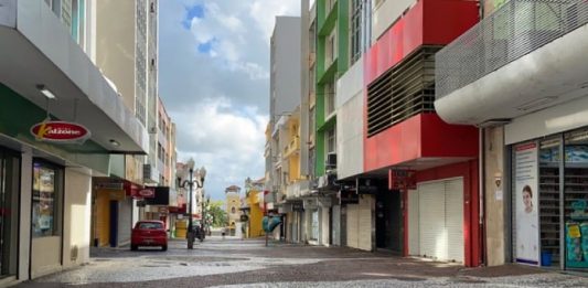 calçadão do centro de florianópolis vazio - secretários pedem lockdown para evitar colapso nacional