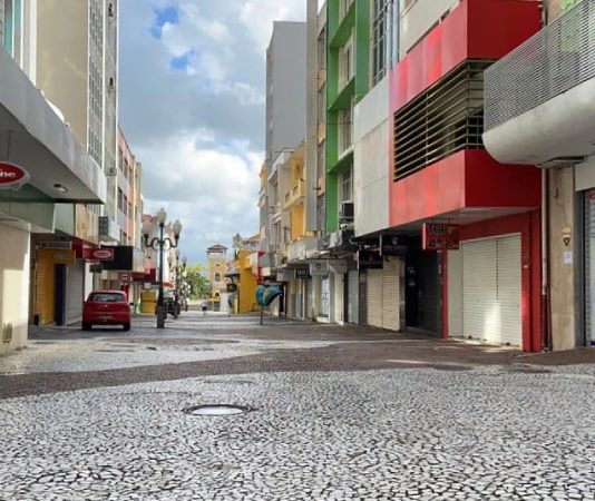 calçadão do centro de florianópolis vazio - secretários pedem lockdown para evitar colapso nacional