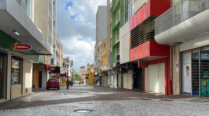 calçadão do centro de florianópolis vazio - secretários pedem lockdown para evitar colapso nacional