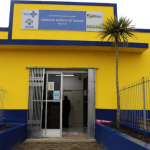 Atenção Básica: Unidade básica de saúde em Biguaçu; amarelo e azul marinho
