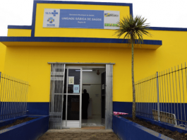 Atenção Básica: Unidade básica de saúde em Biguaçu; amarelo e azul marinho