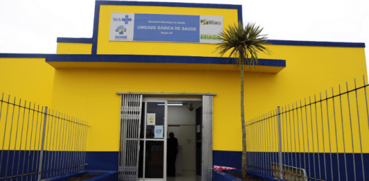 Atenção Básica: Unidade básica de saúde em Biguaçu; amarelo e azul marinho