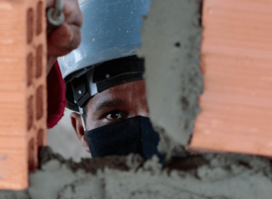 Grande Florianópolis tem 88 vagas cadastradas no Sine Empregos do Sine para a Grande Florianópolis: Homem com capacete e máscara, construindo uma parede com tijolos e cimento