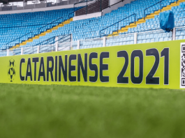 Catarinão virou catarininho Jogos adiados: Placa Catarinense 2021 na Ressacada, em Florianópolis