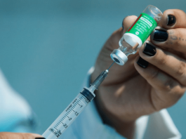 Prefeituras de SC se mobilizam para comprar imunizantes contra Covid-19 Compra de vacinas: Profissional da saúde colocando uma dose da vacina contra a Covid-19 em uma seringa