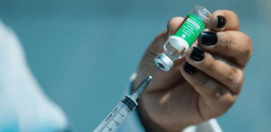 Biguaçu organiza mutirão de vacinação para pessoas com comorbidades Compra de vacinas: Profissional da saúde colocando uma dose da vacina contra a Covid-19 em uma seringa