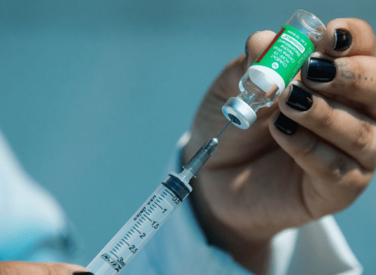 Prefeituras de SC se mobilizam para comprar imunizantes contra Covid-19 Compra de vacinas: Profissional da saúde colocando uma dose da vacina contra a Covid-19 em uma seringa