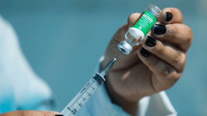 Compra de vacinas: Profissional da saúde colocando uma dose da vacina contra a Covid-19 em uma seringa