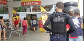 Força-tarefa afirma que Florianópolis teve poucas violações neste final de semana: autoridades verificando supermercado no Sul da Ilha
