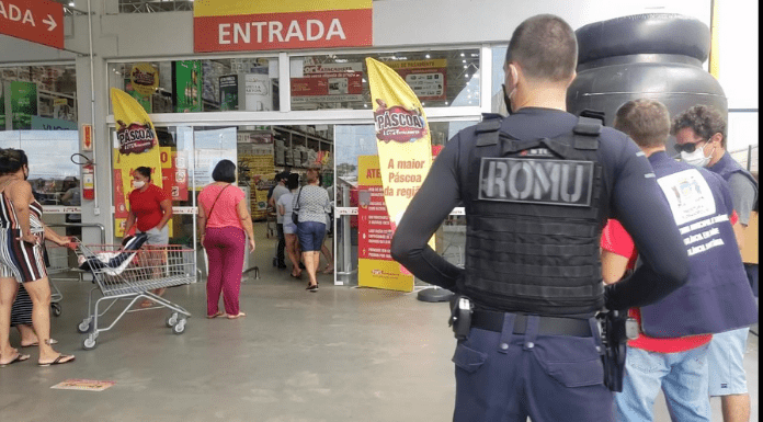 Força-tarefa afirma que Florianópolis teve poucas violações neste final de semana: autoridades verificando supermercado no Sul da Ilha