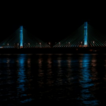 Ponte de Laguna com iluminação cênica azul