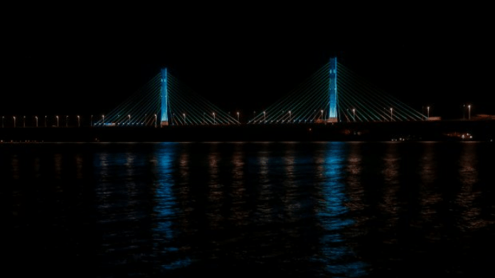 Ponte de Laguna com iluminação cênica azul