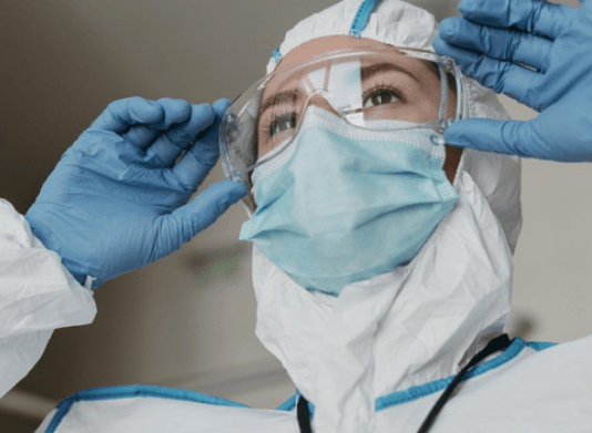 Hospitais privados estão lotados em Florianópolis: médica colocando óculos e EPI