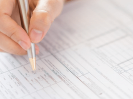 Pessoa preenchendo a inscrição do Centro de Ensino Profissionalizante