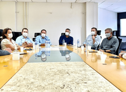 Centro Integrado de Ações Contra a Covid-19: prefeitos da Grande Florianópolis reunidos com secretários