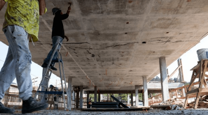 Vagas no Sine em SC: dois homens trabalhando em construção civil