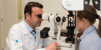 Encontro catarinense de oftalmologia: médico realizando exame