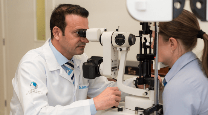 Encontro catarinense de oftalmologia: médico realizando exame