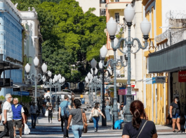 Novo decreto do Governo de Santa Catarina: pessoas andando na rua, no centro de Florianópolis