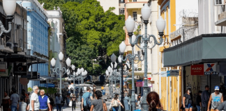 Novo decreto do Governo de Santa Catarina: pessoas andando na rua, no centro de Florianópolis