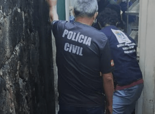 Poluição em restaurante no Sul da Ilha: policiais verificando esgoto do estabelecimento