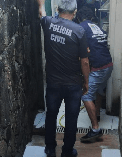 Poluição em restaurante no Sul da Ilha: policiais verificando esgoto do estabelecimento