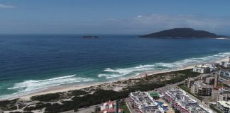 foto área do bairro e da praia dos ingleses, com oceano no horizonte; caiu o número de próprios para banho no litoral catarinense