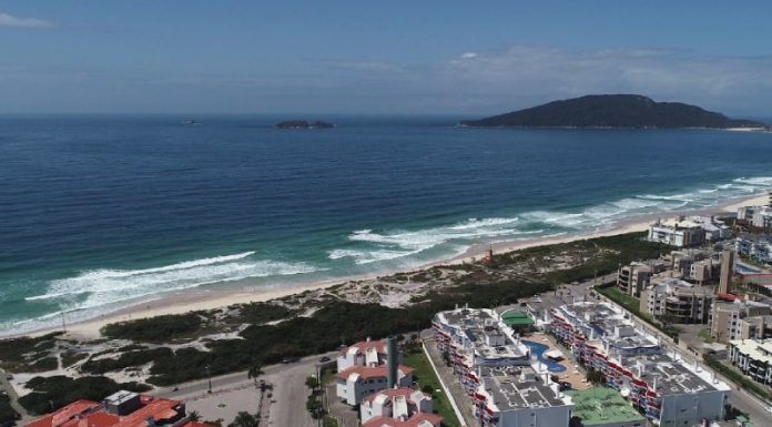 foto área do bairro e da praia dos ingleses, com oceano no horizonte; caiu o número de próprios para banho no litoral catarinense