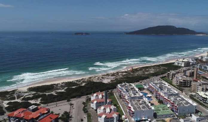 foto área do bairro e da praia dos ingleses, com oceano no horizonte; caiu o número de próprios para banho no litoral catarinense