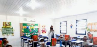 professora em sala de aula com alguns alunos em carteiras, todos de máscara - justiça anula a suspensão de aulas na grande florianópolis