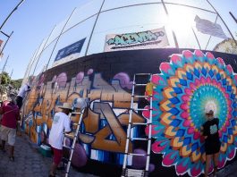 Morro da Penitenciária, na Trindade, ganha galeria de graffiti com participação de 12 artistas grafiteiros pintando parede de quadra de esportes com uso de escadas