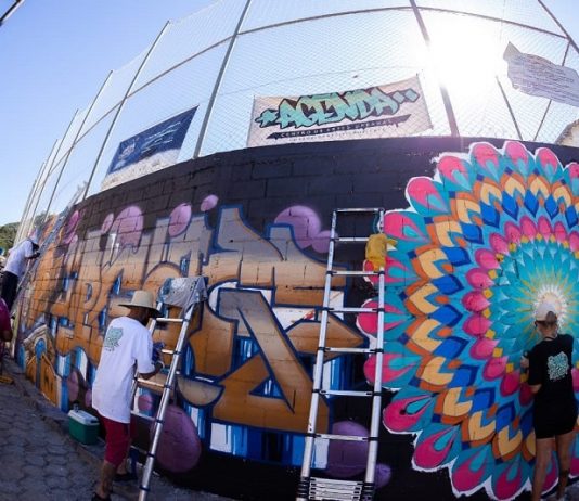 Morro da Penitenciária, na Trindade, ganha galeria de graffiti com participação de 12 artistas grafiteiros pintando parede de quadra de esportes com uso de escadas