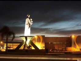 padroeiro são josé iluminado à noite ao lado do centro multiuso na avenida beira-mar