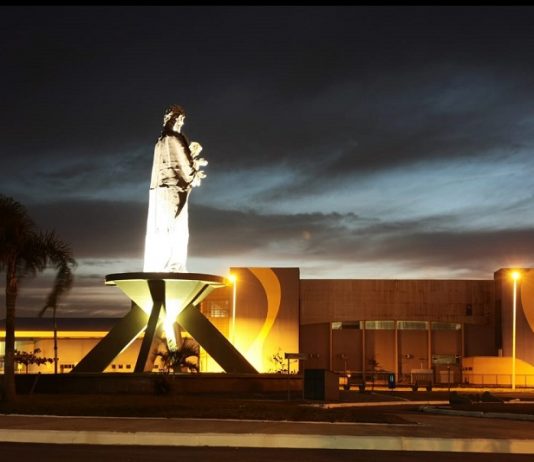 padroeiro são josé iluminado à noite ao lado do centro multiuso na avenida beira-mar