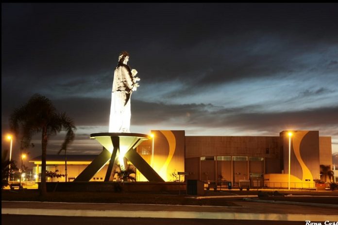 padroeiro são josé iluminado à noite ao lado do centro multiuso na avenida beira-mar